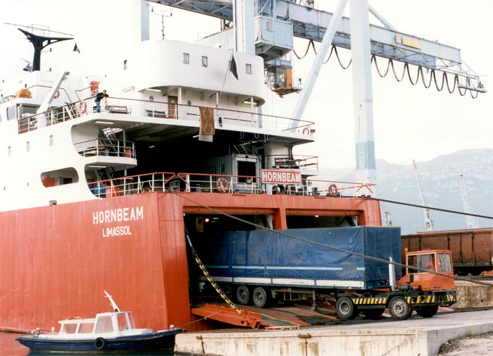 this picture shows a roro method of car shipping to south africa